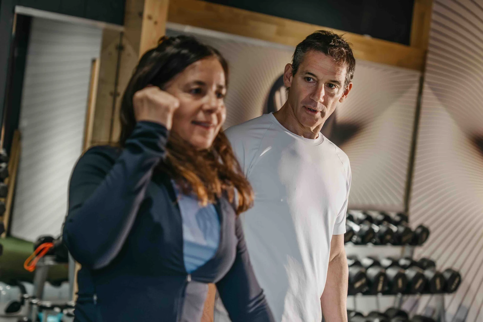 Une adhérente échange avec son coach pendant une séance